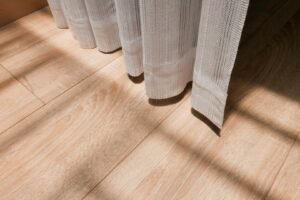 Laminatboden mit sichtbarem Abstand zur Wand ohne Sockelleiste