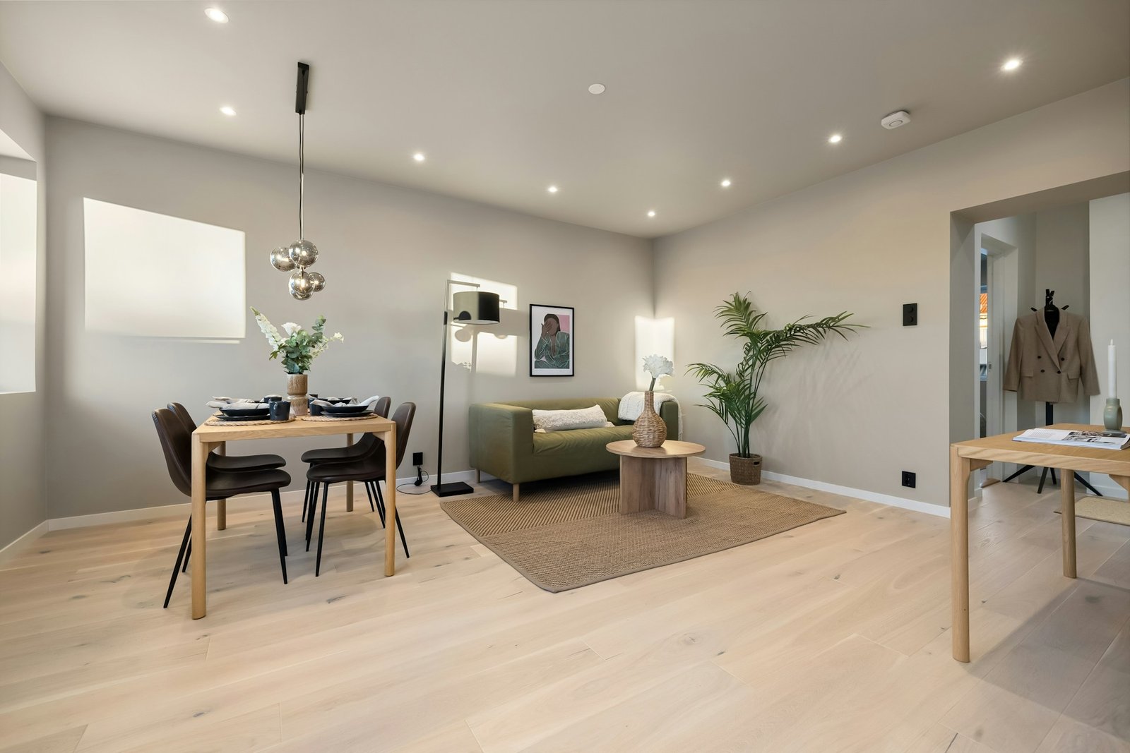 Gewölbter Laminatboden in einer Wohnung mit sichtbarer Erhebung