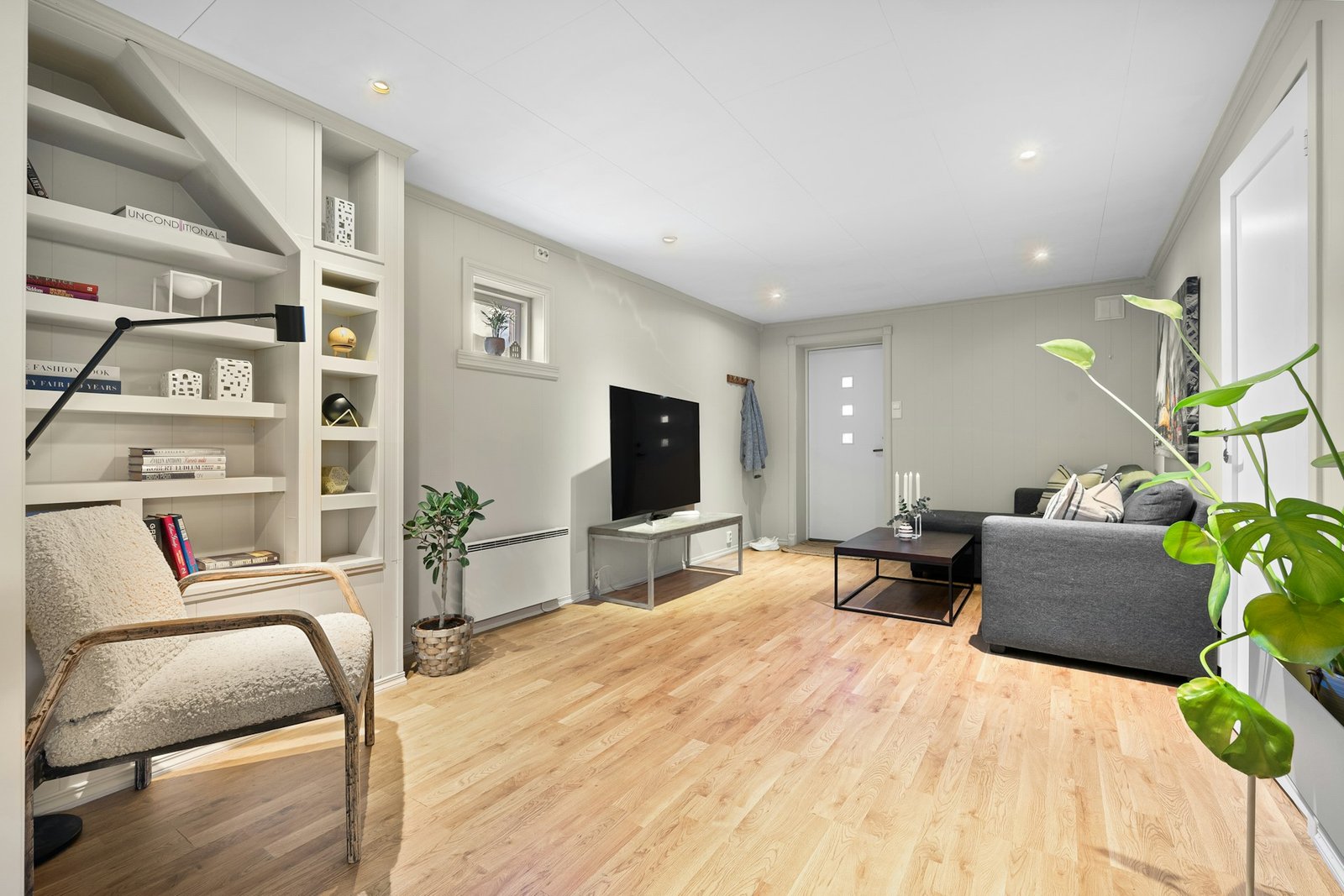 Gewölbte Stelle im Laminatboden in einem Wohnraum