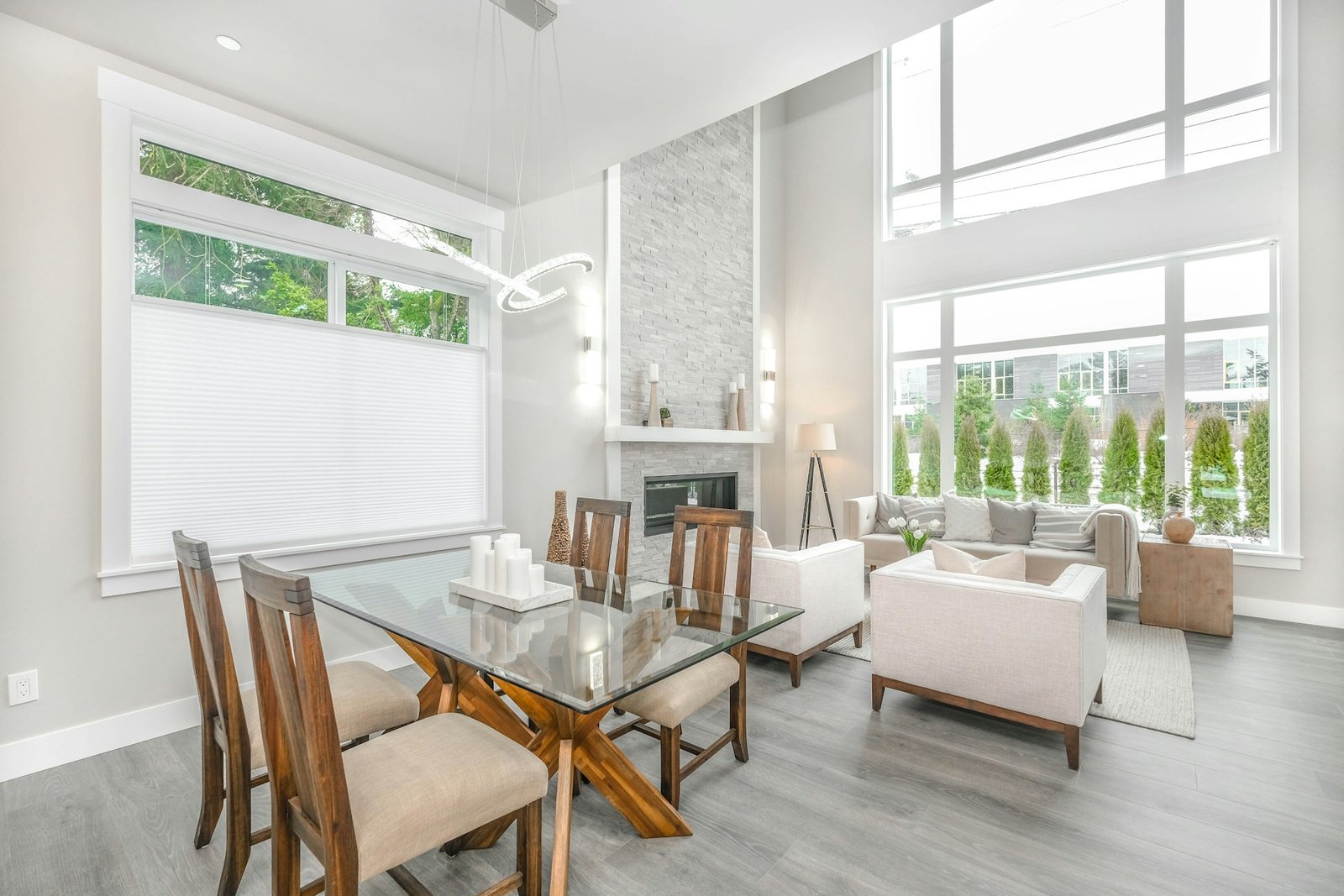 Hand drückt eine leicht gewölbte Stelle im Laminatboden nach unten