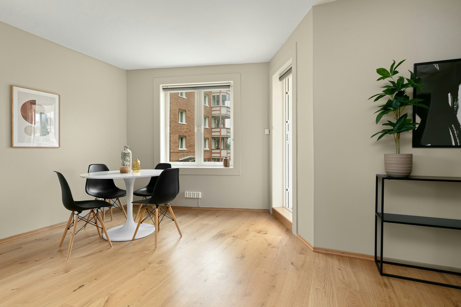 Gewölbter Laminatboden in einer Wohnung mit sichtbarer Erhebung