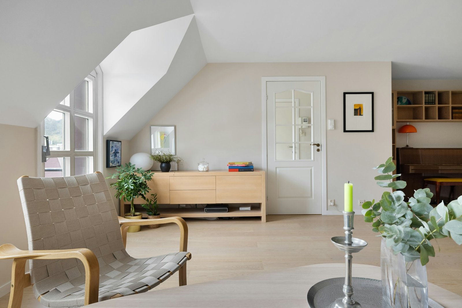 Gewölbter Laminatboden in einer Mietwohnung mit sichtbarer Wand