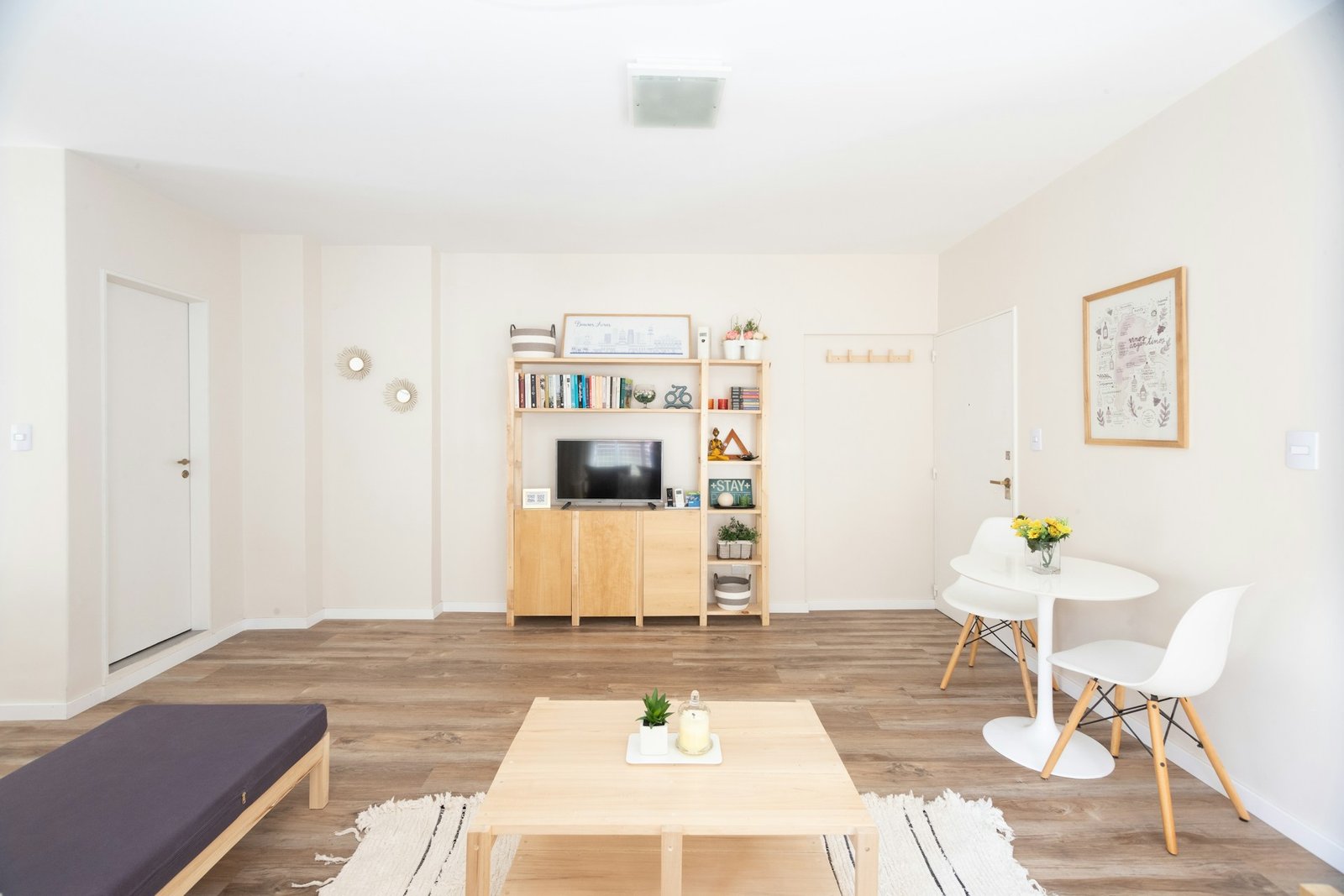 Leicht gewölbter Laminatboden in einem älteren Wohnraum