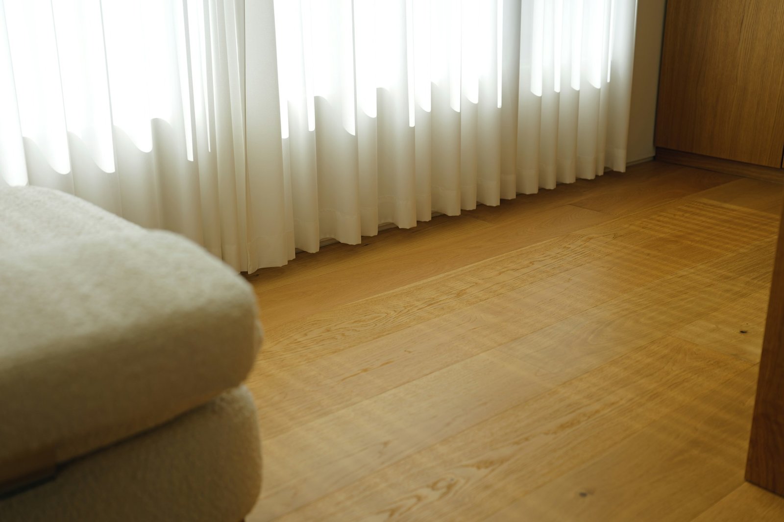 Laminatboden steht sichtbar nach oben