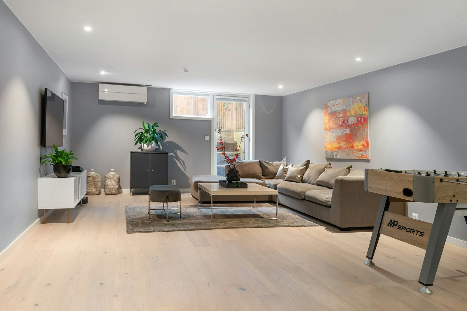 Gewölbter Laminatboden nahe einer Wand mit sichtbarer Fuge