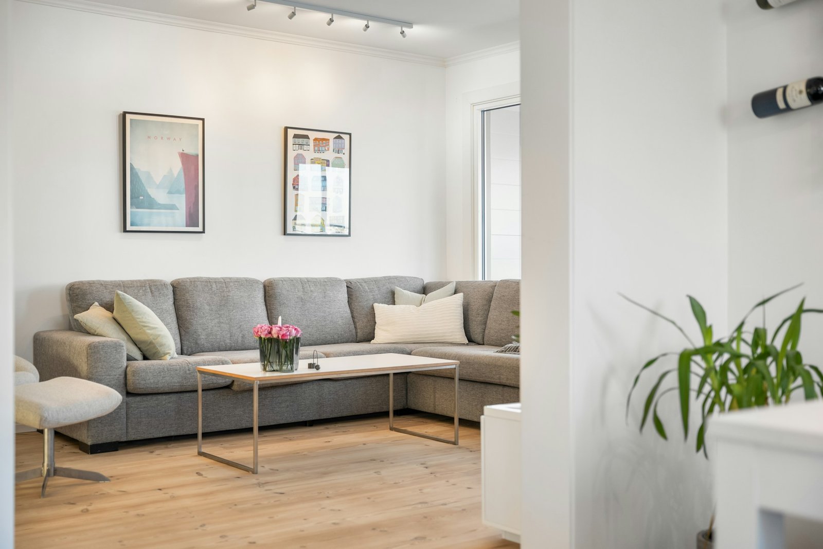 Leicht gewölbter Laminatboden im Wohnraum