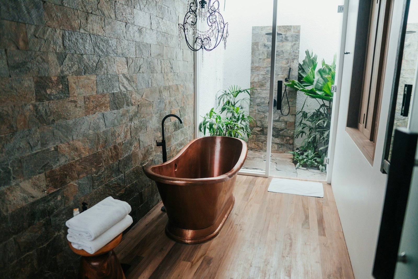 Laminat im Badezimmer mit Feuchtigkeitsschäden