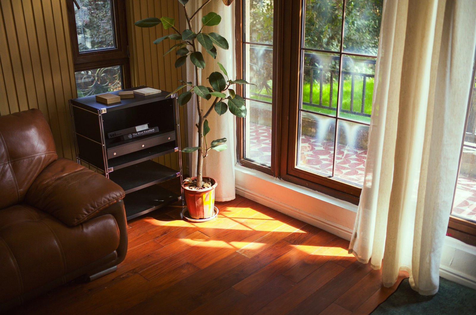 Sonnendurchfluteter Raum mit Laminatboden im Sommer