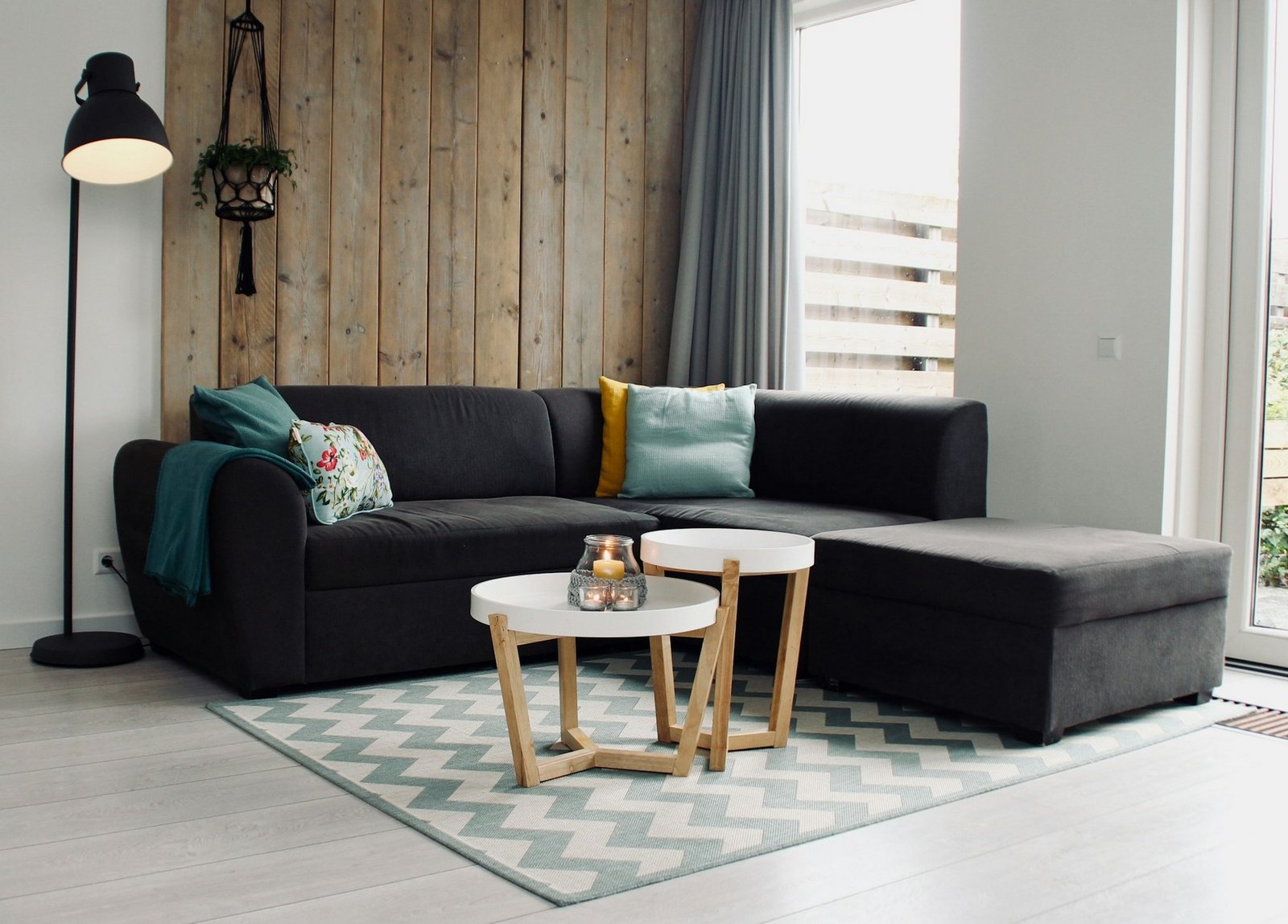 Laminatboden in einem gepflegten Wohnzimmer