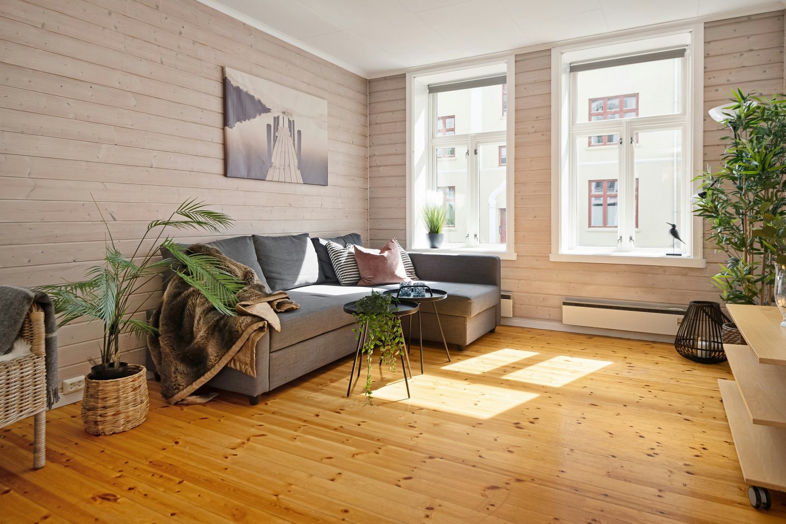 Laminatboden mit sichtbarer Wölbung in einem Wohnraum