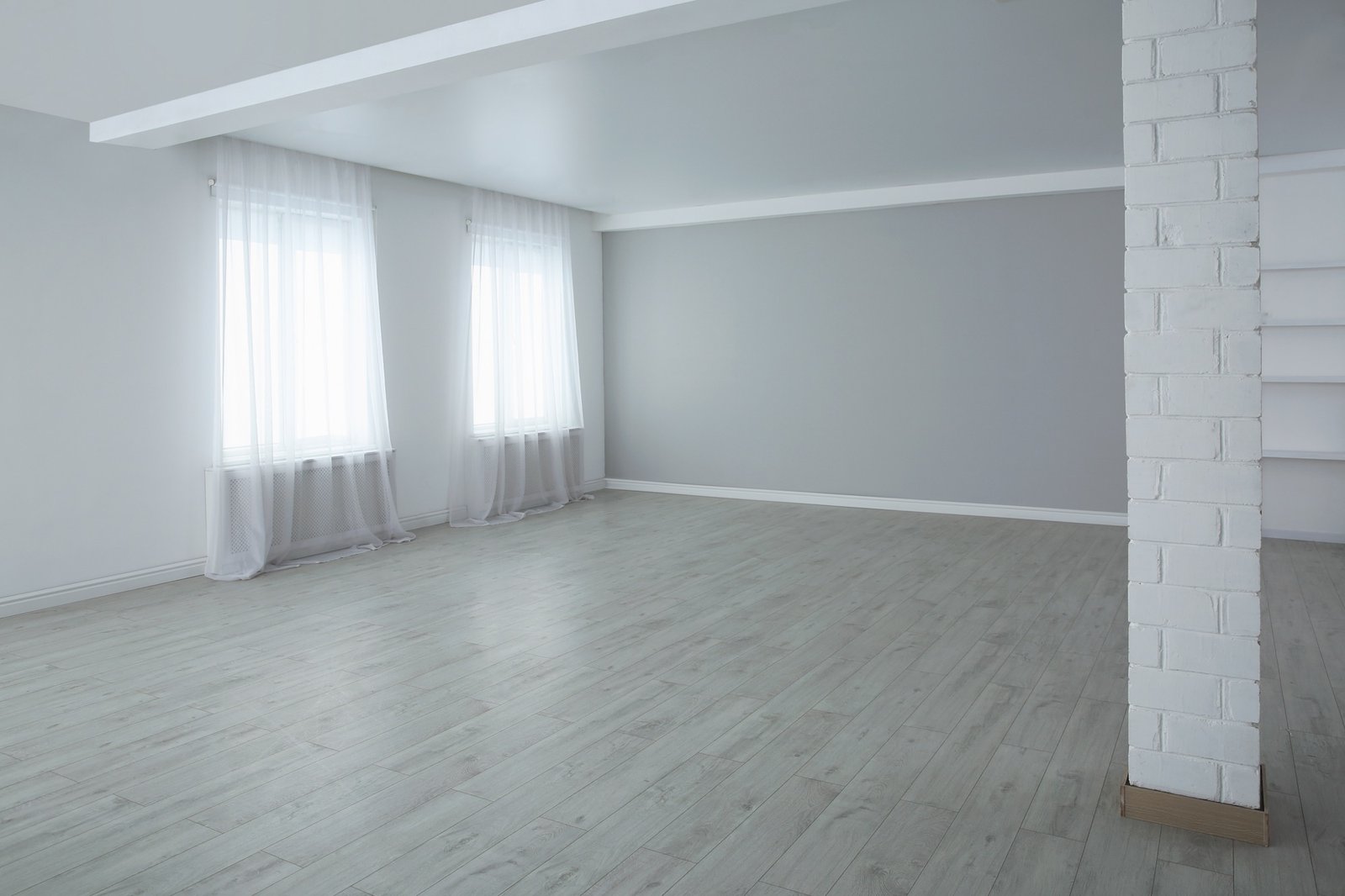 Frisch verlegter Laminatboden in einem leeren Zimmer
