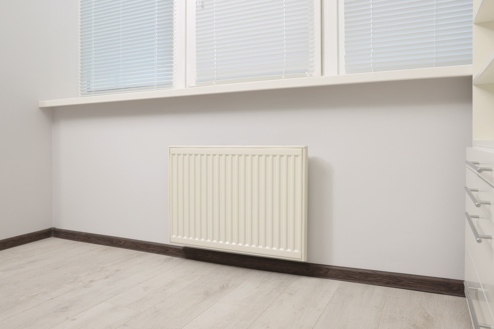 Heizkörper neben Laminatboden im Herbst