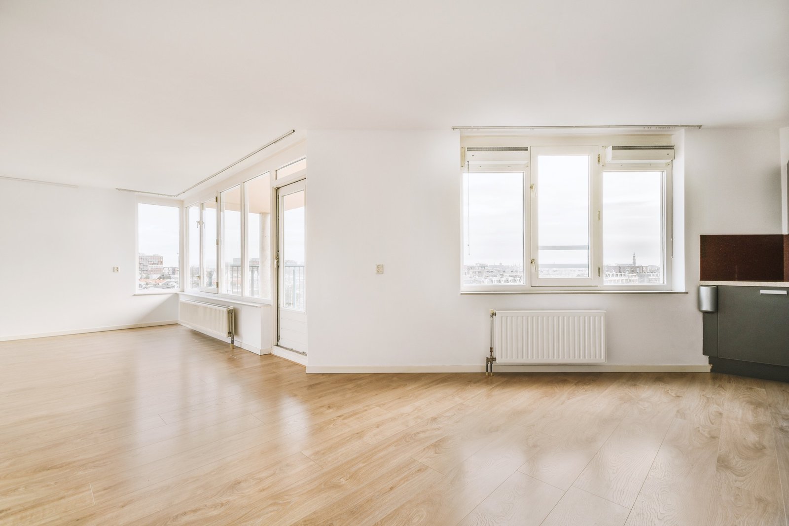 Abgenutzter Laminatboden in einer Mietwohnung